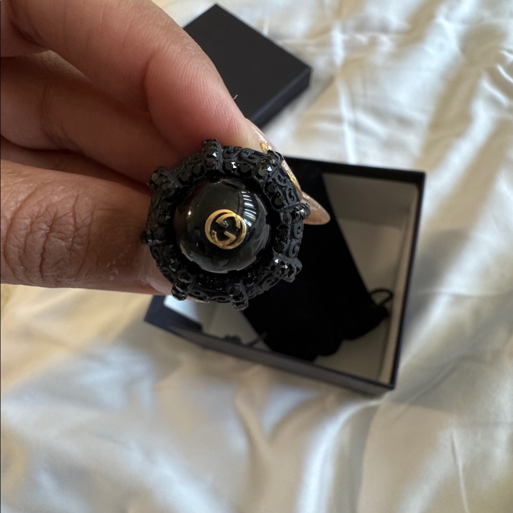 Gucci Black Resin Button Ring with Gold Logo- brand new no tags - Picture 4 of 6